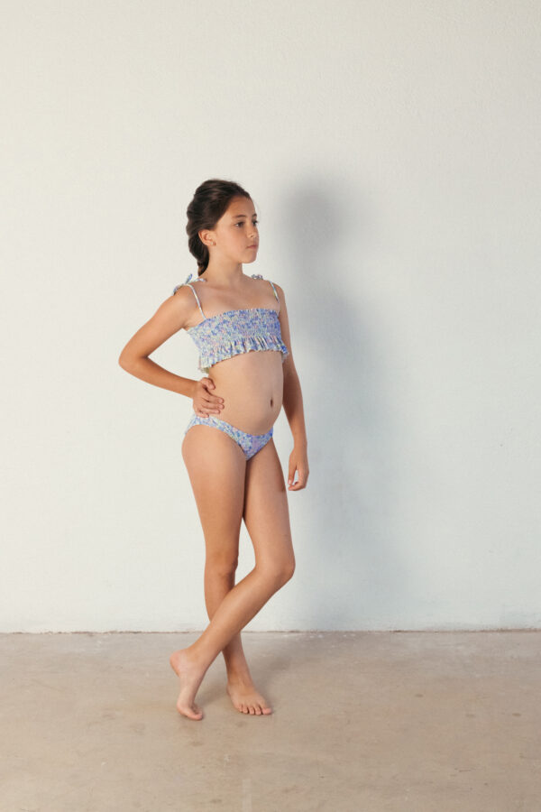 Bikini dos piezas estampado flores fondo azul - Imagen 3